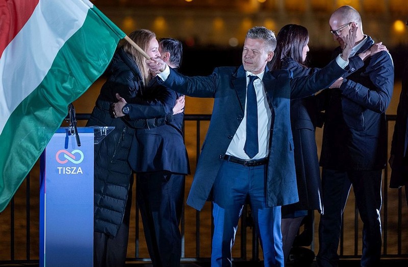 Węgry: Wybory parlamentarne wygrała opozycja. Orban żegna się z władzą