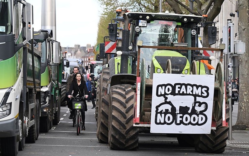Irlandia: Policja usunęła pojazdy blokujące ruch w proteście przeciw wysokim cenom paliw
