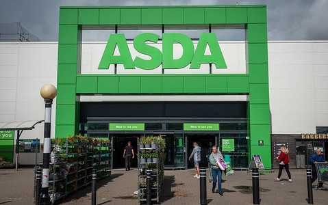 Asda testuje automaty na perfumy i baterie
