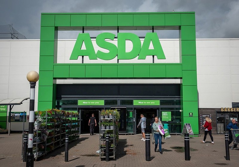 Asda testuje automaty z perfumami i bateriami w odpowiedzi na kradzieże