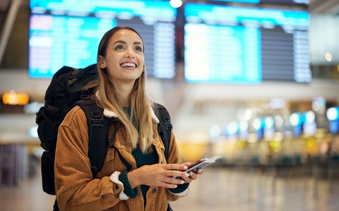 Młodzi Brytyjczycy wyjeżdżają z UK wcześniej