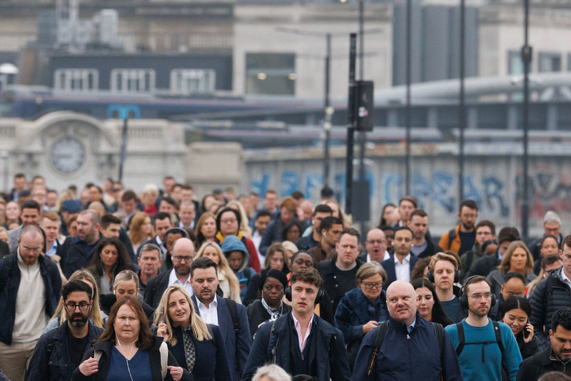 Gospodarka UK na granicy recesji. Do 2027 r. pracę może stracić ćwierć miliona osób 