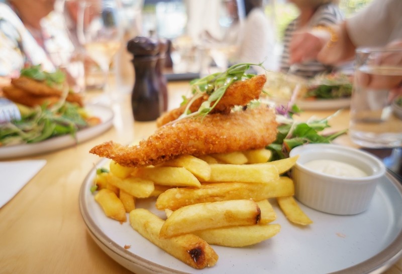 Tradycyjne "fish and chips" będzie coraz droższe. Wszystko przez rosnące ceny oleju napędowego