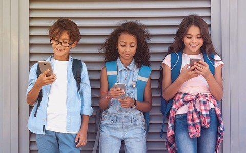 Telefony komórkowe w szkołach w Anglii