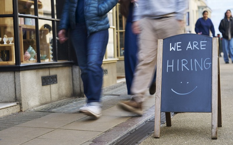 Bezrobocie w Wielkiej Brytanii niespodziewanie spadło. Prognozy zatrudnienia są jednak pesymistyczne