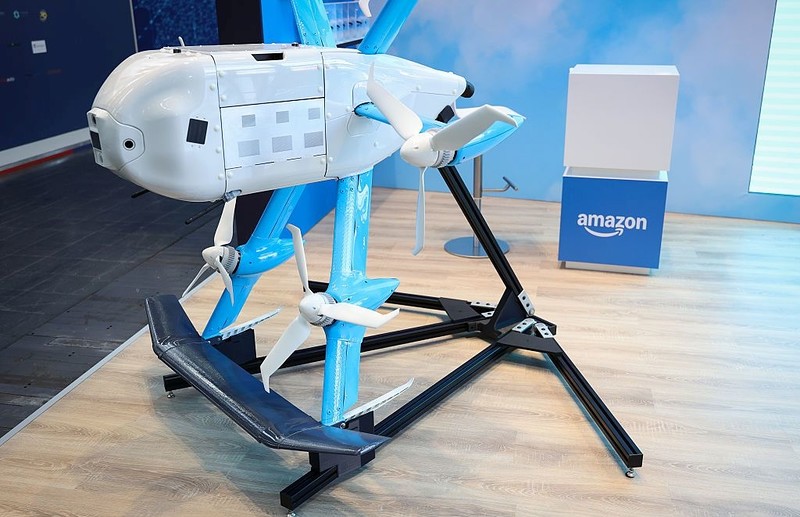 Amazon uruchamia pierwsze w Wielkiej Brytanii dostawy dronami 