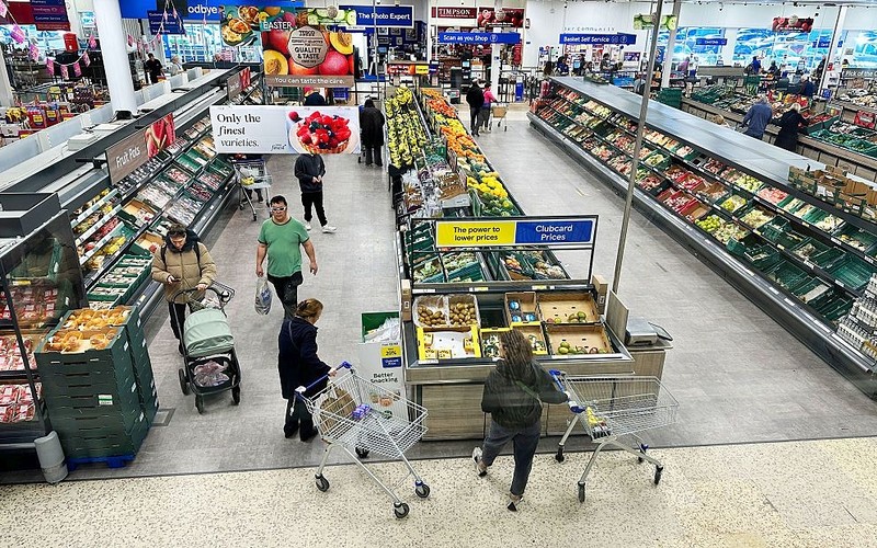 Mieszkańcy UK gwałtownie ograniczają wydatki. Wojna z Iranem napędza wzrost kosztów