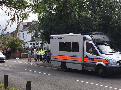 Policja przeszukuje dom w Surrey w związku z atakiem w metrze