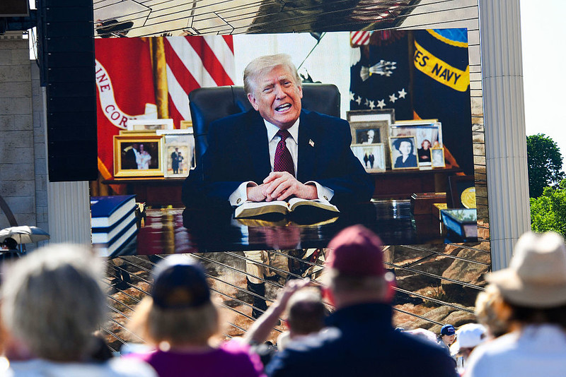 Trump i najwyżsi urzędnicy wzięli udział w uroczystości zawierzenia Ameryki Bogu