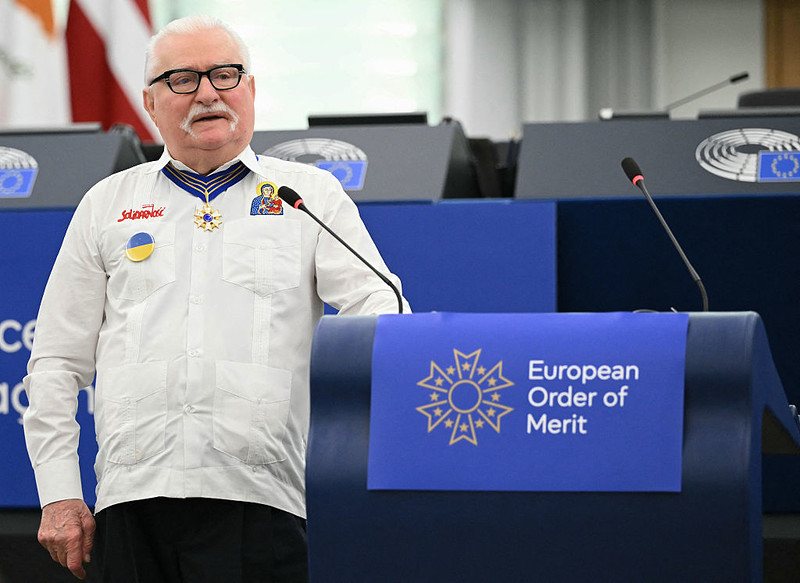 Buzek and Wałęsa received the first European Order of Merit at the European Parliament