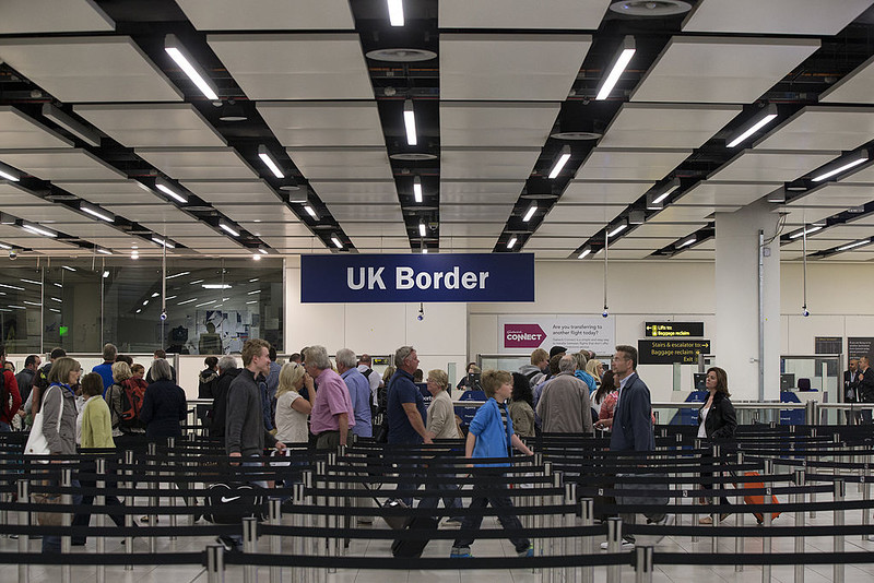 W 2025 r. migracja netto do UK spadła niemal o połowę. Zmniejszyła się liczba Polaków