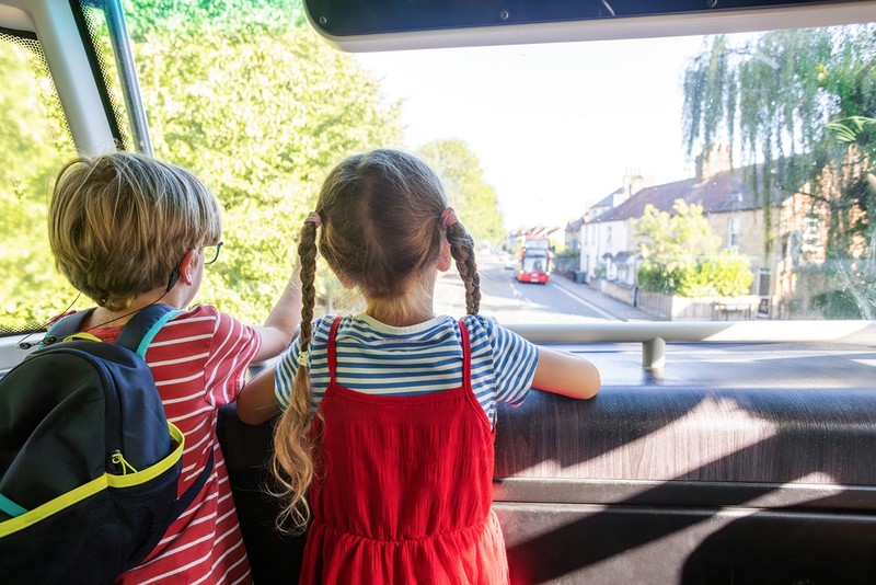 Dzieci w Anglii skorzystają z bezpłatnych przejazdów autobusowych przez cały sierpień 