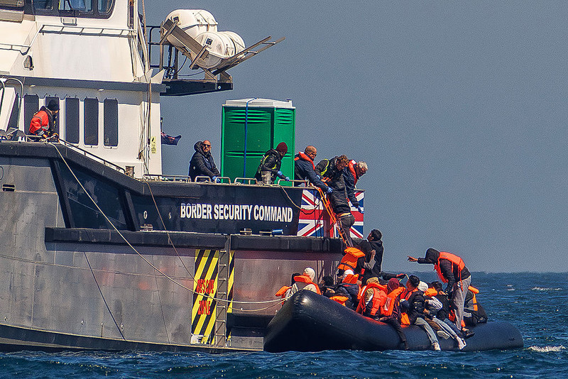 Od przyszłego roku UK wdroży AI do oceny wieku migrantów ubiegających się o azyl