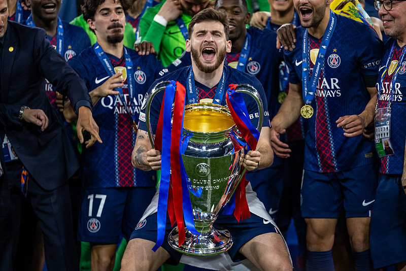 Piłkarska Liga Mistrzów: Kwaracchelia z PSG piłkarzem sezonu UEFA