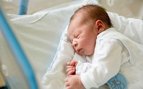 NHS pisze list do niemowlęcia, które ma zapłacić za leczenie