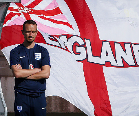 Trener piłkarek Anglii zwolniony za niewłaściwe zachowanie w poprzedniej pracy