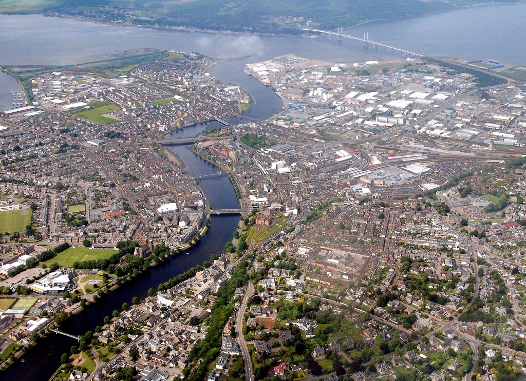 Papuga w Inverness wydziobuje uszczelki samochodowe