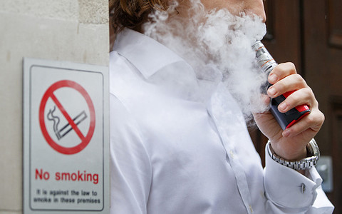Wielka Brytania namawia palaczy do przejścia na e-papierosy