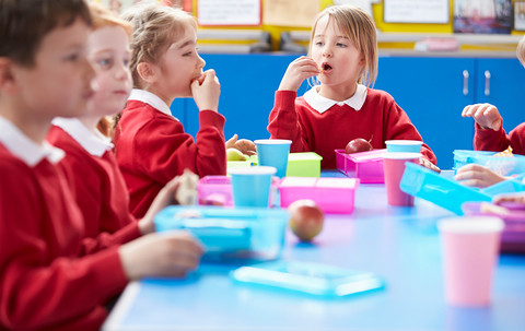 Szkoła w Bradford zakazuje niezdrowych przekąsek. Na liście kiełbaski w cieście