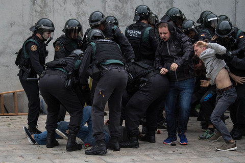 Brytyjska prasa: Niepokojące sceny w Katalonii, uderzające milczenie UE