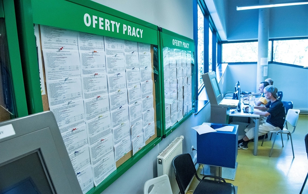 Raport: W Polsce przybywa ofert pracy