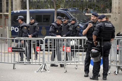 Katalończycy nękają nocą policjantów wysłanych przez Madryt