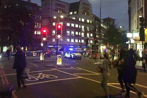 Kontrolowana eksplozja obok stacji metra w Londynie