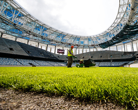 "Trawa kiełkuje, nie ma krzeseł". Większość stadionów w Rosji jeszcze w budowie
