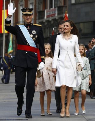 Felipe VI calls for 'new Spain' as sworn in as king