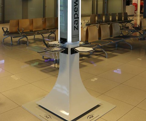 Na lotnisku w Rzeszowie uruchomiono darmowe ładowarki do telefonów