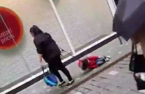 Liverpool: Kobieta ciągnęła dziecko po chodniku