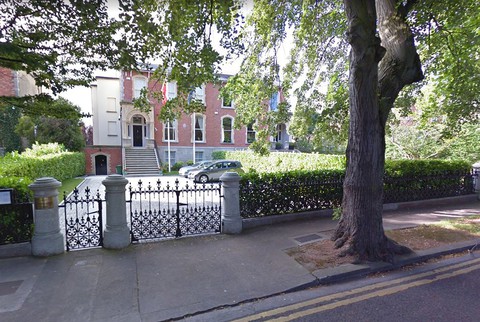 Dom polskiego ambasadora w Irlandii obrzucony "podpalonym przedmiotem"