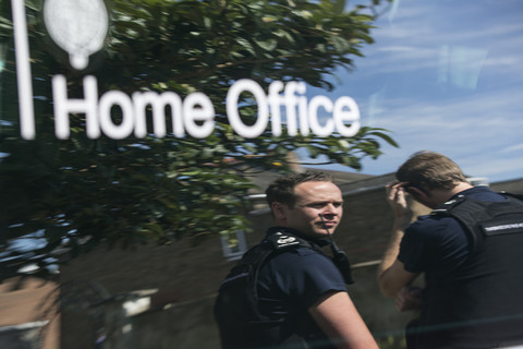 Home Office: 56 tys. osób ukrywa się przed deportacją