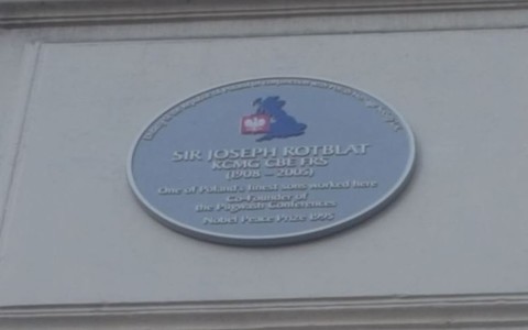 W Londynie odsłonięto tabliczkę upamiętniającą Józefa Rotblata