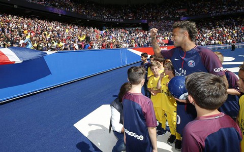 Neymar argues with the PSG trainer