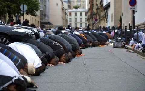 French politicians protest over Muslim street prayers in Paris