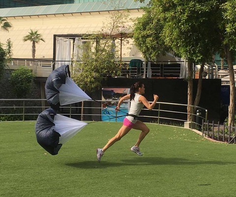 "Isia" trains in Dubai with a parachute