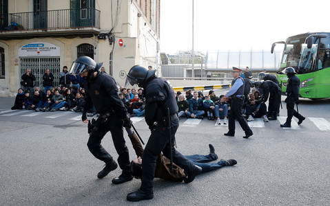 Nakaz identyfikacji policjantów blokujących referendum w Katalonii