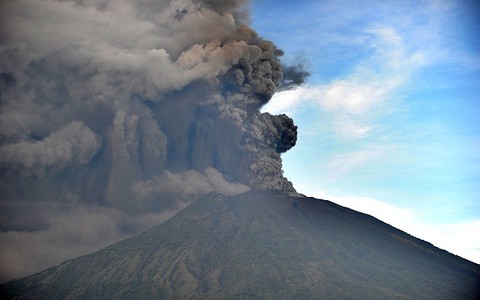 Mount Agung: Bali volcano activity prompts 'red warning'