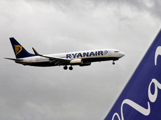 Ryanair wcale nie najtańszy. Czym można polecieć za mniej?