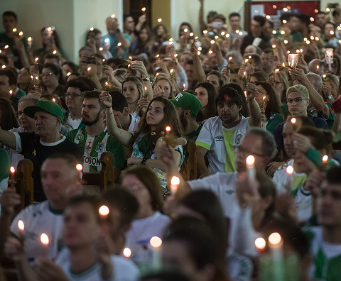 Tysiące osób uczciło pamięć piłkarzy Chapecoense w rocznicę tragedii