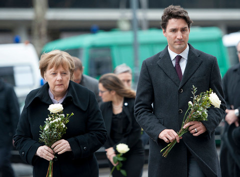 "Spiegel": Rodziny ofiar zamachu w Berlinie krytykują Merkel