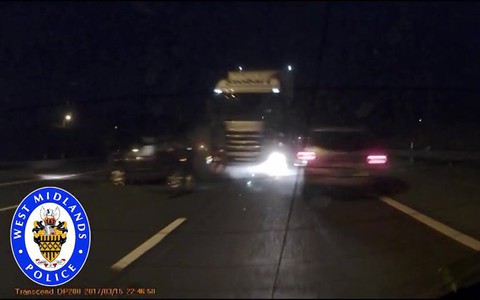 Polski kierowca ciężarówki zasnął za kółkiem. Policja opublikowała film z wypadku