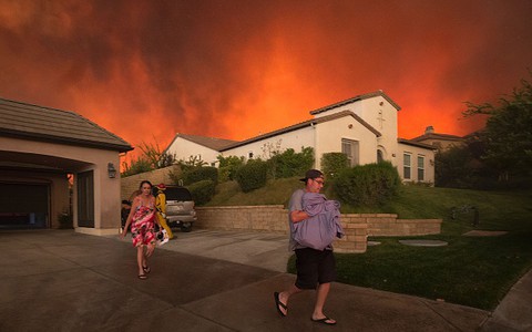 Pożary w Kalifornii. Ludzie w panice uciekają z domów