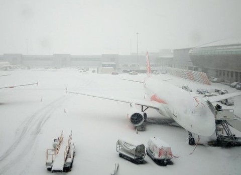 All flights from Luton Airport suspended as heavy snow hits runway