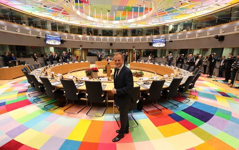 W Brukseli drugi dzień szczytu UE o Brexicie i strefie euro