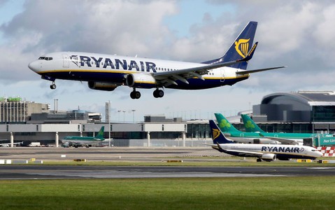 Ryanair ustąpił - uzna związki zawodowe, by uniknąć strajków przed świętami