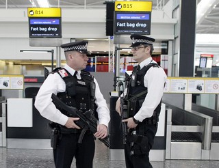 Zaostrzone kontrole na brytyjskich lotniskach już na stałe?
