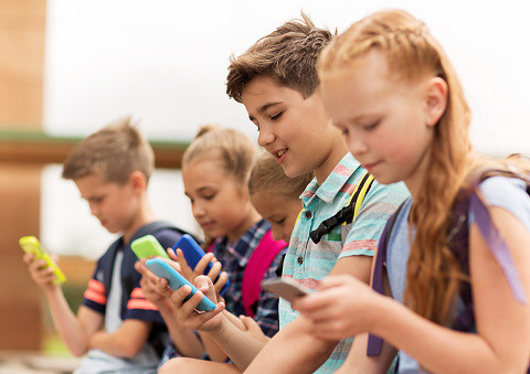 Eksperci: Zakaz korzystania ze smartfonów w szkołach nie rozwiązuje problemu