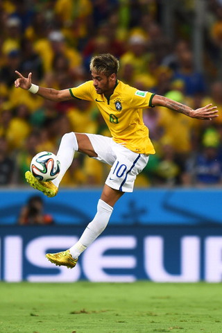 Neymar czuje się lepiej, w sobotę chce być z drużyną